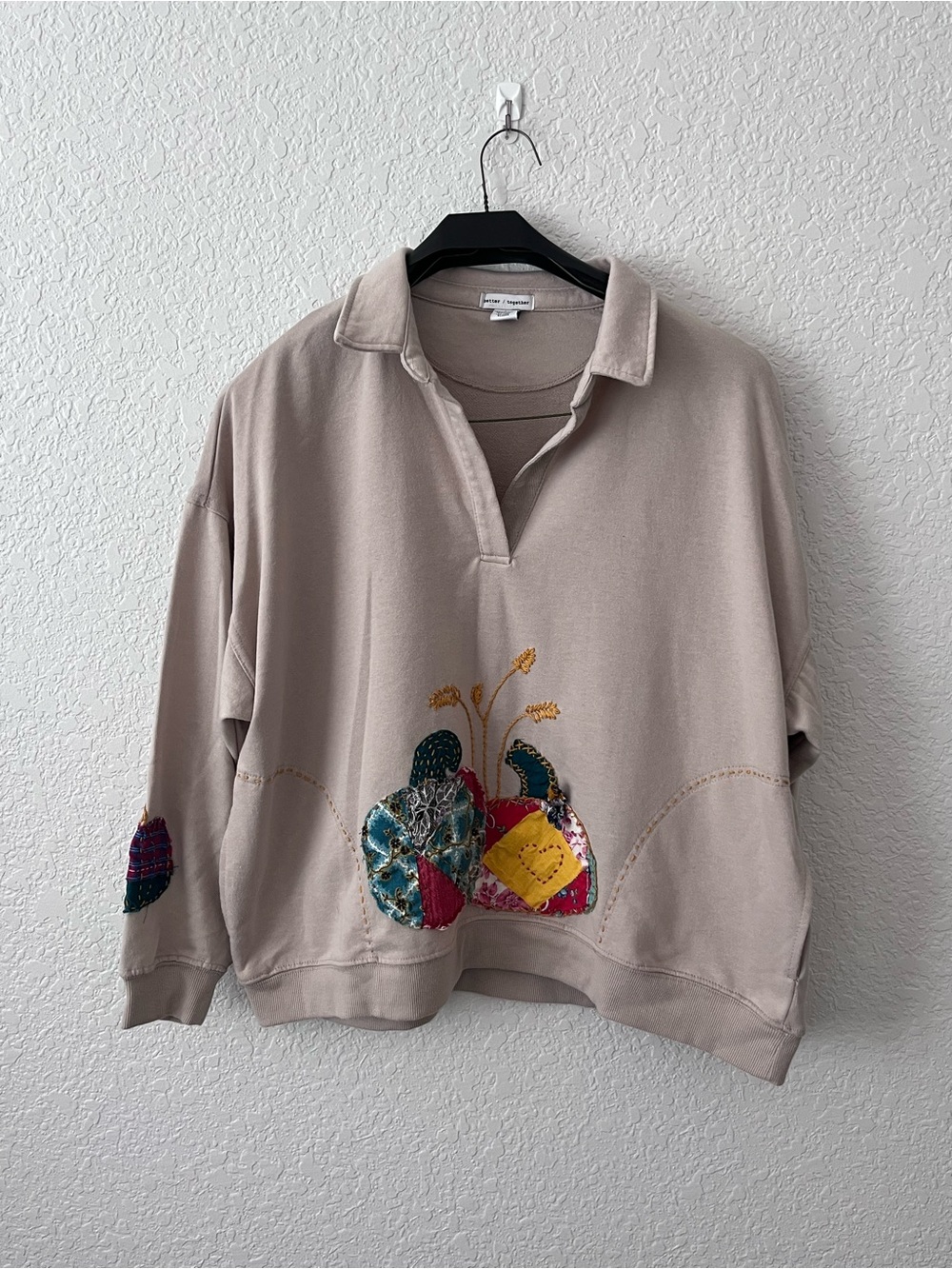 Collared V-Neck Pullover Sweater in Light Taupe with Embroidered Appliqué.